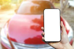 detailopname van vrouw gebruik hand- Holding smartphone wazig afbeeldingen tintje van abstract vervagen van koplamp ,raam van rood auto buitenshuis achtergrond. foto