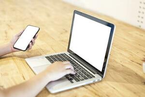 detailopname van bedrijf vrouw werken met smartphone en laptop in koffie winkel Leuk vinden de achtergrond. foto