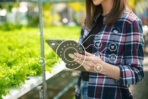 slim boer gebruik makend van toepassing door tablet concepten modern agrarisch technologie en zichtbaar icoon. foto