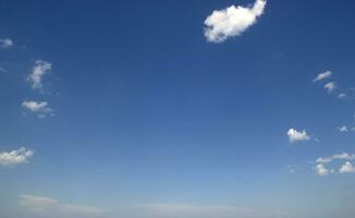 blauw lucht wolken wit natuurlijk foto