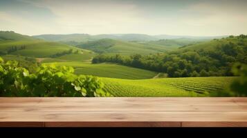 houten tafel groen natuur achtergrond, houten verdieping voor producten foto