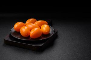 helder sappig vers geel pruimvormig tomaten. voorbereidingen treffen de tomaat saus foto