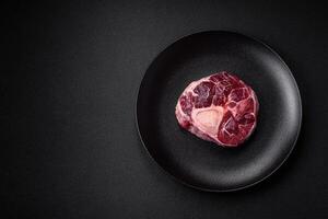 vers rundvlees ossobuco steak met zout, specerijen en kruiden foto