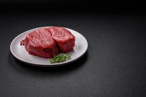 rauw filet steak mignon rundvlees met zout, specerijen en kruiden foto