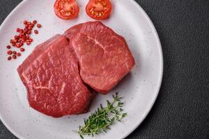 rauw filet steak mignon rundvlees met zout, specerijen en kruiden foto