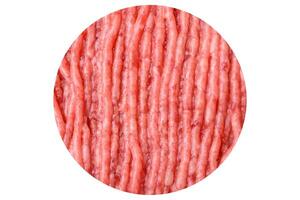 rauw rundvlees of varkensvlees fijnhakken met zout specerijen en kruiden Aan een houten snijdend bord foto