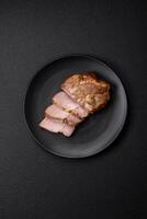 heerlijk sappig varkensvlees of rundvlees steak gekookt Aan de rooster met zout en specerijen foto