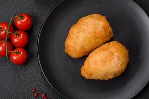 heerlijk sappig schnitzels of gehaktballen van fijngehakt kip met zout en specerijen foto