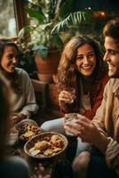 groep van vrienden genieten van drankjes en snacks foto