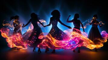 mensen dansen met gloeiend neon accessoires foto