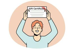 glimlachen jong Mens met geschenk certificaat in handen foto