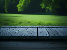 houten tafel en vervagen tropisch groen gras achtergrond, Product Scherm montage. hoog kwaliteit foto 8k fhd ai gegenereerd