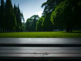 houten tafel en vervagen tropisch groen gras achtergrond, Product Scherm montage. hoog kwaliteit foto 8k fhd ai gegenereerd