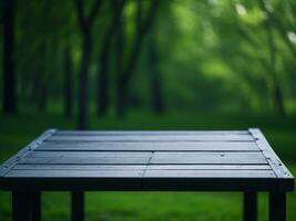 houten tafel en vervagen tropisch groen gras achtergrond, Product Scherm montage. hoog kwaliteit foto 8k fhd ai gegenereerd