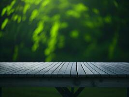 houten tafel en vervagen tropisch groen gras achtergrond, Product Scherm montage. hoog kwaliteit foto 8k fhd ai gegenereerd