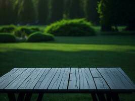 houten tafel en vervagen tropisch groen gras achtergrond, Product Scherm montage. hoog kwaliteit foto 8k fhd ai gegenereerd