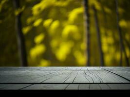 houten tafel en vervagen tropisch groen gras achtergrond, Product Scherm montage. hoog kwaliteit foto 8k fhd ai gegenereerd