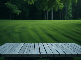 houten tafel en vervagen tropisch groen gras achtergrond, Product Scherm montage. hoog kwaliteit foto 8k fhd ai gegenereerd