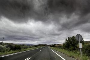 bergweg op een stormachtige dag foto