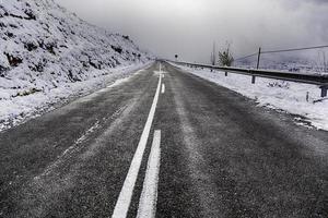 besneeuwde bergweg in de winter foto