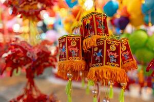 versierd kleurrijk lantaarns hangende Aan een staan in de straten in ho chi minh stad, Vietnam gedurende midden herfst festival. Chinese taal in foto's gemeen geld en geluk. selectief focus. foto