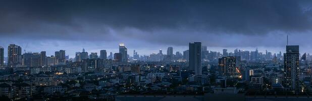visie stad van Bangkok in Thailand voordat de storm in de schemering , regenachtig seizoen dik wolken Hoes de dorp, globaal opwarming klimaat verandering concept foto
