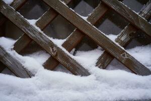 houten muur gedekt met sneeuw. foto