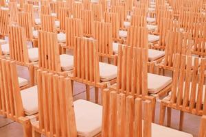 houten stoelen op een rij in een kerk foto