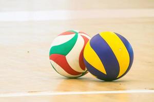 blauw en geel volleybal op grondvolleybal foto