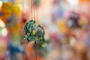 versierd kleurrijk lantaarns hangende Aan een staan in de straten in ho chi minh stad, Vietnam gedurende midden herfst festival. Chinese taal in foto's gemeen geld en geluk. selectief focus. foto