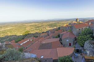 visie over- uitgestorven historisch stad- van monsant in Portugal gedurende zonsopkomst foto