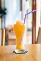 sinaasappelsap blend smoothie glas in café restaurant foto