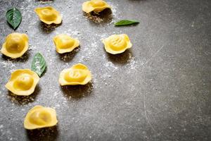 traditionele Italiaanse ravioli pasta foto