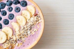 yoghurt of yoghurt smoothie bowl met blauwe bes, banaan en granola