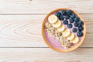 yoghurt- of smoothiekom met bosbes, banaan en muesli - gezonde voedingsstijl