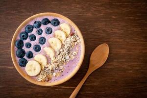 yoghurt- of smoothiekom met bosbes, banaan en muesli - gezonde voedingsstijl foto