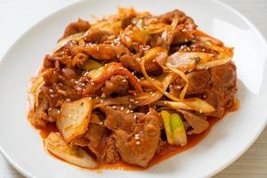roergebakken varkensvlees met Koreaanse pittige pasta en kimchi - Koreaanse voedselstijl foto