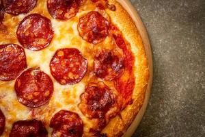 pepperoni pizza op houten dienblad - Italiaanse eetstijl food foto
