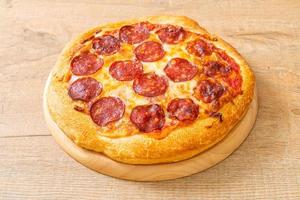 pepperoni pizza op houten dienblad - Italiaanse eetstijl food foto