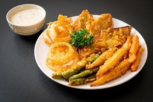 gefrituurde gemengde groente van uien, wortel, babymais, pompoen of tempura - vegetarische stijl foto