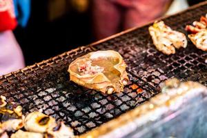 Japans gerecht van gegrilde krabschelp met miso genaamd kani miso koura yaki op een hete grill foto