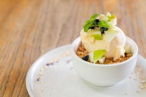 vanille-ijs met verse appel en appelcrumble in café en restaurant foto