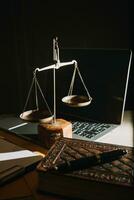 wet juridische technologie concept. rechter hamer op computer met schalen van Justitie op bureau van advocaat. foto