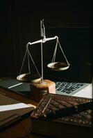 wet juridische technologie concept. rechter hamer op computer met schalen van Justitie op bureau van advocaat. foto
