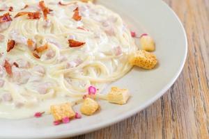 spaghetti carbonara roomsaus met spek - italiaans eten stijl foto