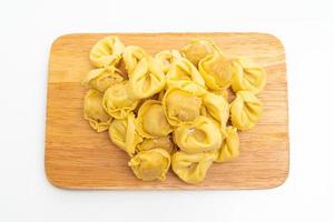 Italiaanse traditionele tortellini pasta op witte achtergrond foto
