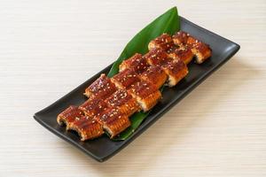 gesneden gegrilde paling of gegrilde unagi met saus - kabayaki - japans eten stijl foto