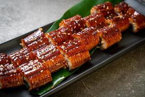 gesneden gegrilde paling of gegrilde unagi met saus - kabayaki - japans eten stijl foto