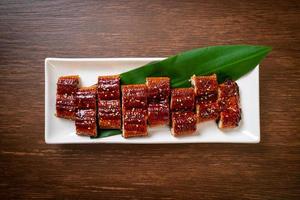 gesneden gegrilde paling of gegrilde unagi met saus - kabayaki - japans eten stijl foto