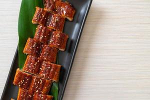 gesneden gegrilde paling of gegrilde unagi met saus - kabayaki - japans eten stijl foto